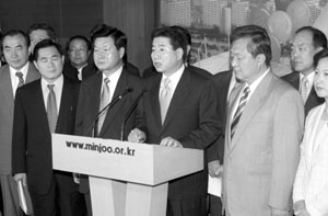7월 4일 전격 기자회견 - 노무현 '마이웨이'선언 막후