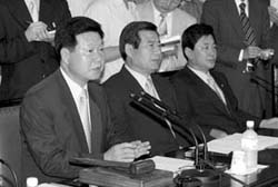 `동교동연합’의 노무현 주저앉히기