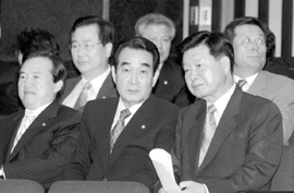 쩍쩍 갈라지는 민주당 계파별 포석은?