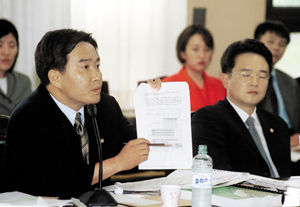 "권력형 비리 또 있다" 한나라당 이성헌 의원 주장