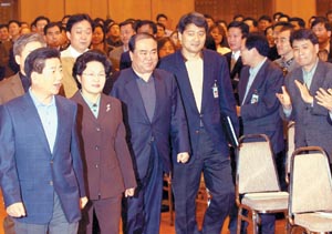 청와대 사람들의  ‘잔인한 4월’