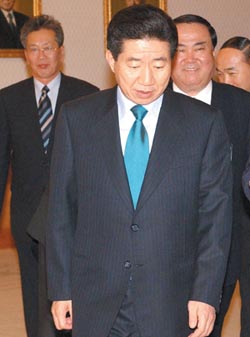 수렁에 빠진 노 대통령 위기의 징후들 긴급진단