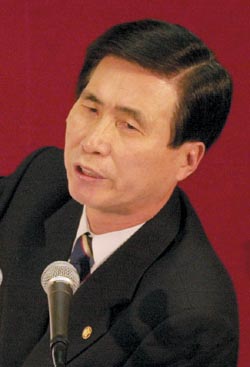 장관 출석요건 완화 줄다리기