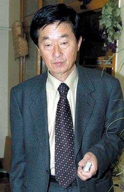 “밤이고 낮이고 문 두들기니 제 정신이겠나”  심사 뒤틀린 노건평씨 주변
