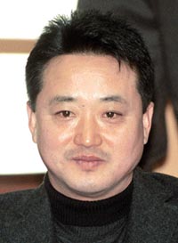 이웅열 코오롱 회장 경영권 방어 위해 주식 매집