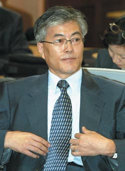 떠오른 개편론 권력투쟁에 휩싸인 청와대