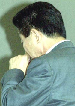 측근 비판은 이구동성 ''난신적자''들이 문제야