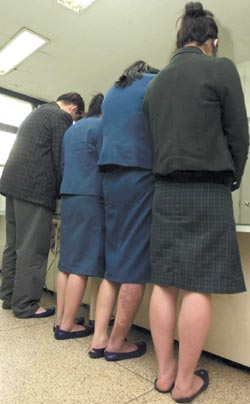 조폭 빼다박은 여학생 폭력서클 실태