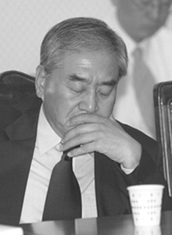 이재오 사무총장  "스무고개 넘기 해보자구?"