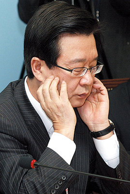 [이-박 고소고발 내홍] 고민에 빠진 한나라당
