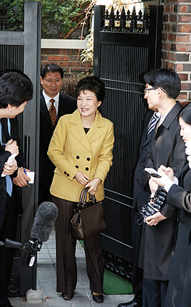 [MB-창 사이서 한걸음 이동] 박근혜 갈 길 정했나
