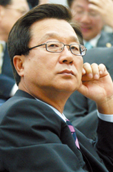 파워 과시하는 강재섭