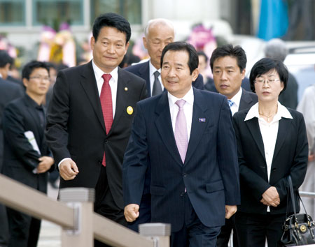 달라진 정세균 색깔내기 행보