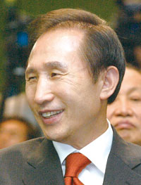 지방선거 이후 MB 지지율 소폭 상승