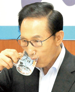 도마 위에 오른 MB 인사 스타일 해부