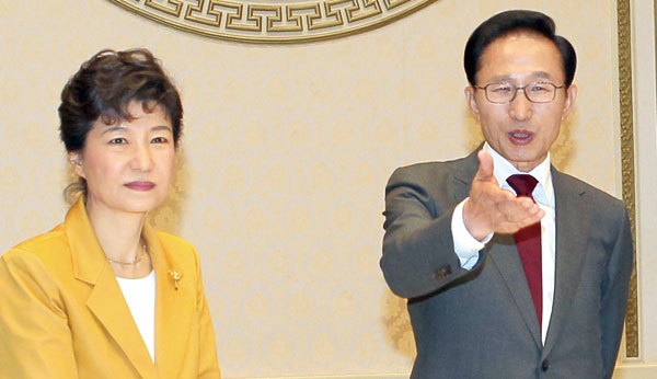 MB 고공 지지율 박근혜 발목 잡는 내막