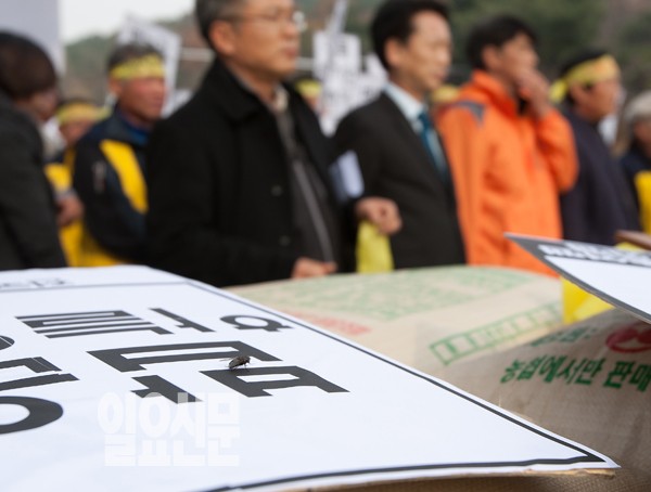 파리만 날리는 쌀, 처절한 농민들