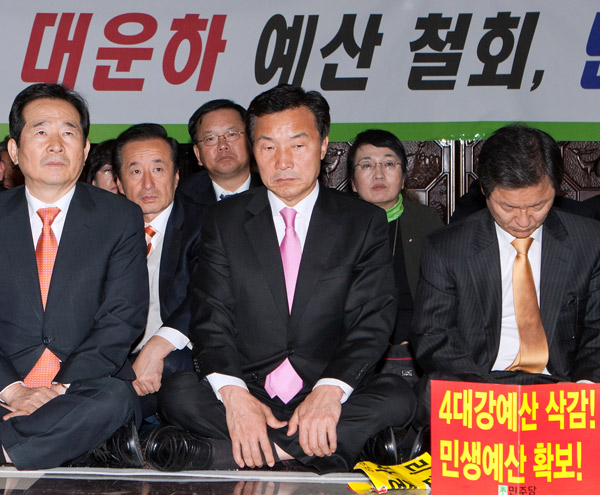 대여 장외투쟁 나선 손학규 운명은