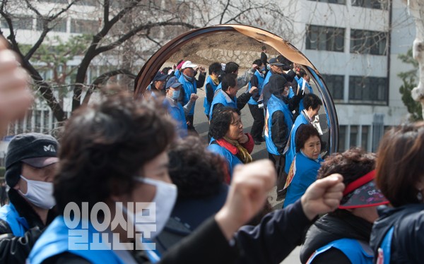 청소 근로자들 뿔났다! 본관 '돌진'