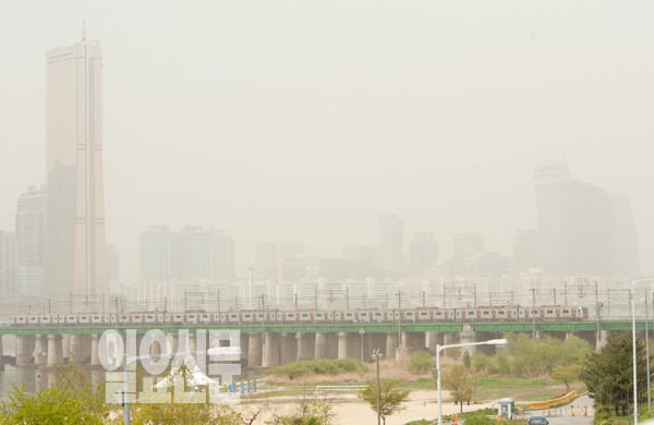 서울 뒤덮은 황사, 올 들어 '최악'