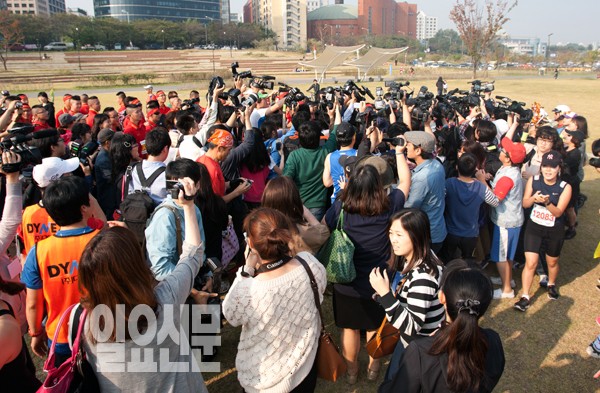 해병대 마라톤 대회 참석한 현빈, '인기 여전하네~'