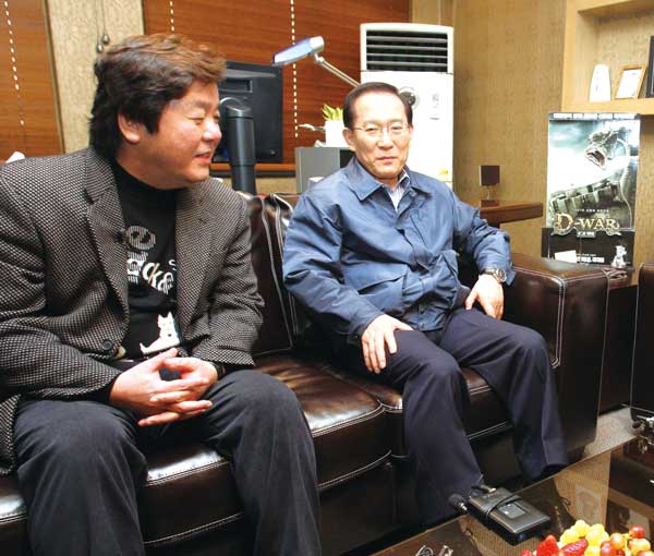 정관계 로비설 휩싸인 심형래  마당발 인맥 추적