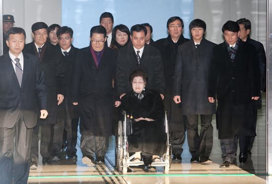 조문 마치고 돌아오는 이희호여사 와 현정은회장