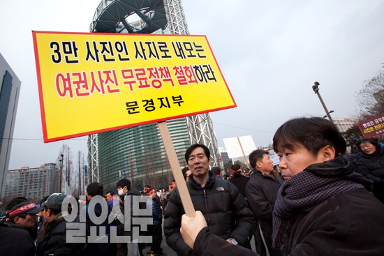 "여권사진무료..동네사진관은 어쩌라고"