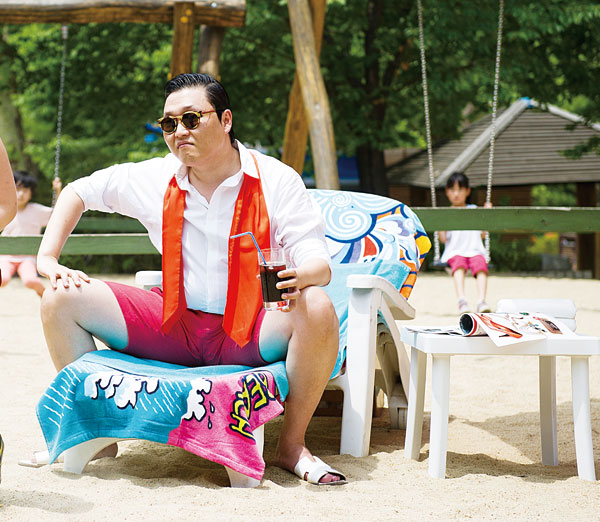 “빌보드 TOP10 확실, 뭔가 될 거 같다” 싸이 기자회견서 상의 탈의 공약