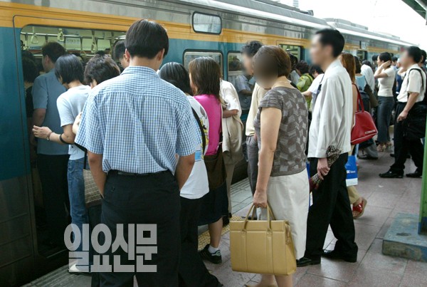 여성들 공포로 떨게하는 서울지하철 성범죄 백태