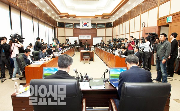 한은 국정감사서 난타당한 속사정