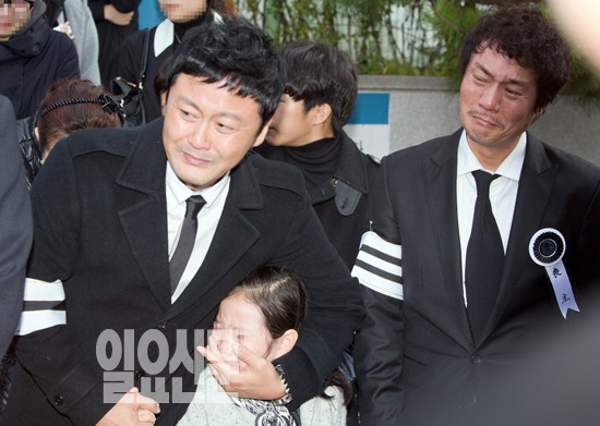 ‘김성수 오열보다 가슴 아픈 딸의 울음’ 김성수 전처 발인 경건히 진행