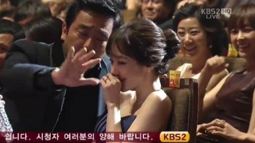 ‘대종상 이모저모’ 임수정은 류승룡이 지키고, 박진영은 수지가 지키고…