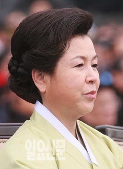 내곡동 특검, 김윤옥 여사 방문 조사 추진…현직 대통령 부인으론 최초