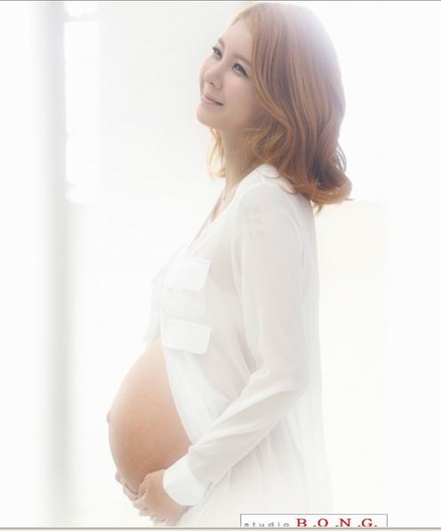 ‘완벽 D 라인’ 이파니, 만삭 화보 통해 진정한 여성의 아름다움 과시