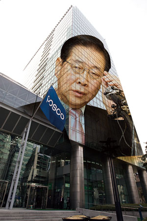 달라도 너무 다른 정준양 포스코 회장 연임 전후