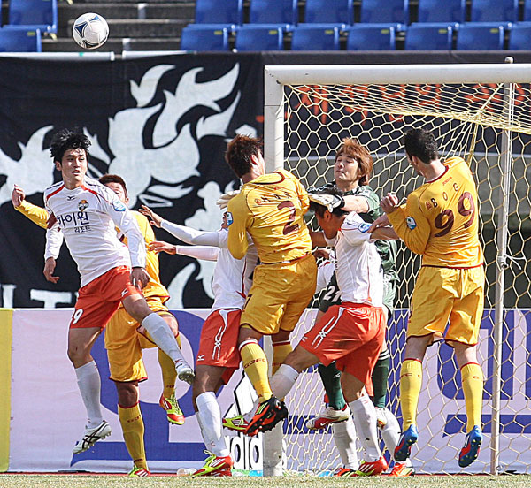 프로축구 강등 위기 팀 감독으로 사는 법