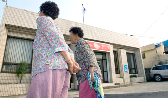 한국여성 평균수명 84.0세로 세계 8위, 남성은 26위…출산율은 최하위권