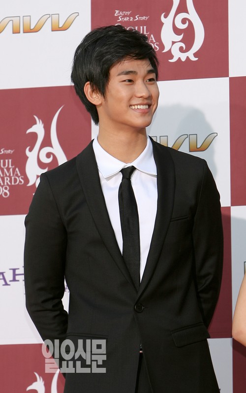 김수현 병무청서 신체검사 소식에 팬들 '멘붕'