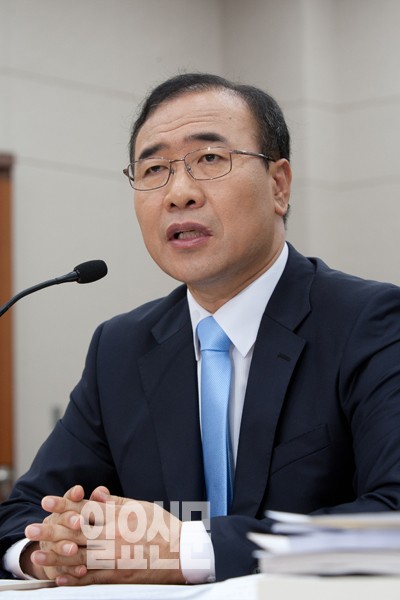 현직검사 비리·성추문 '검찰 패닉'…석동현 서울동부지검장 사의 표명