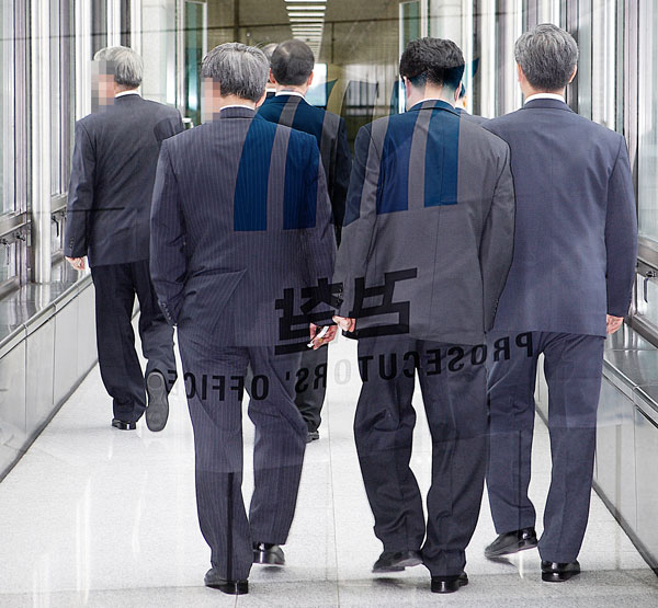 쇼킹! 현직검사-피의자 검사실 성추문 후폭풍