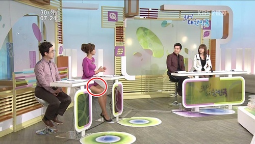 정인영 아나운서, 또 초미니 드레스 구설 '폭설에도 꿋꿋해요'