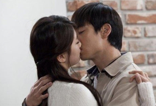 '건축학개론' 수지·이제훈, 관객 몰래 입맞춤했었네