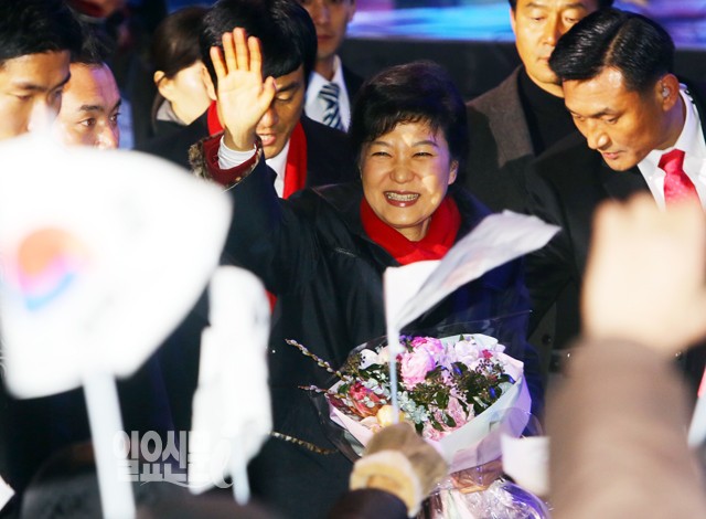 박근혜 대통령 당선 확정…첫 여성 대통령ㆍ부녀 대통령 진기록