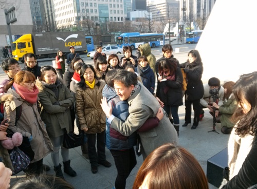 표창원 프리허그 공약 지켜 '광화문 찍고 강남…투표율 1위 광주까지'