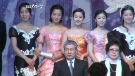 피겨여제 김연아 굴욕 사진... 하필 톱 미인들 중간에 '잘못된 위치 선정' 폭소