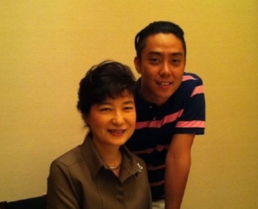박근혜 대통령 당선인의 조카 은지원, 신곡 ‘아무나’ 발표해 화제