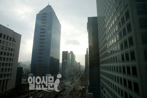 교보타워 등 강남 대형빌딩 4곳 정전…최대전력수요 신기록 후유증(?)