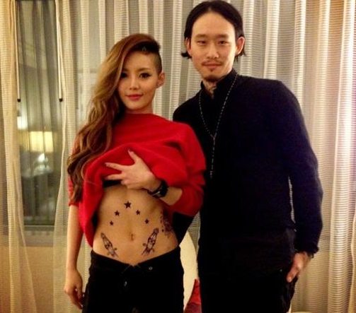 "복근 위 발사 준비 완료~"  미료 로켓 문신 눈길