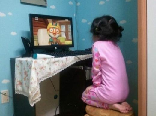 '뽀로로를 보는 자세' 귀요미 키즈의 경건한 자세 공개